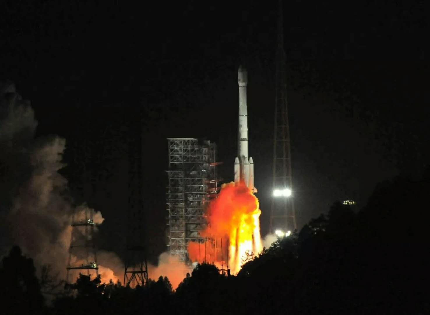 超給力！研究院研制的阿爾及利亞首顆通信衛(wèi)星成功發(fā)射！習(xí)近平主席同布特弗利卡總統(tǒng)互致賀電1.jpg